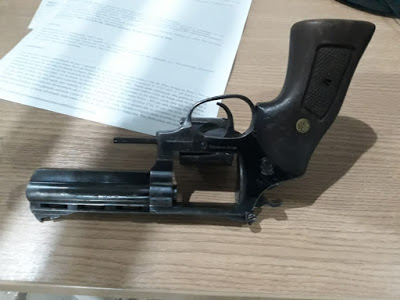 POLÍCIA MILITAR APREENDE ARMAS DE FOGO, RECUPERA MOTOCICLETA E DETÉM SUSPEITO DE HOMICÍDIO, EM ARIQUEMES - News Rondônia