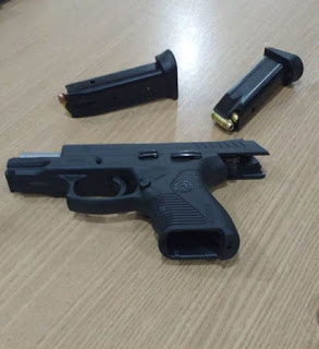 POLÍCIA MILITAR APREENDE ARMAS DE FOGO, RECUPERA MOTOCICLETA E DETÉM SUSPEITO DE HOMICÍDIO, EM ARIQUEMES - News Rondônia