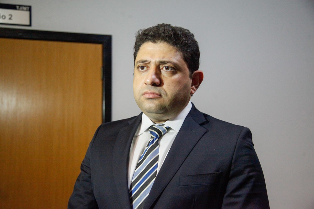 ADVOGADO É PRESO POR BATER E TENTAR ENFORCAR JUIZ DURANTE AUDIÊNCIA - News Rondônia