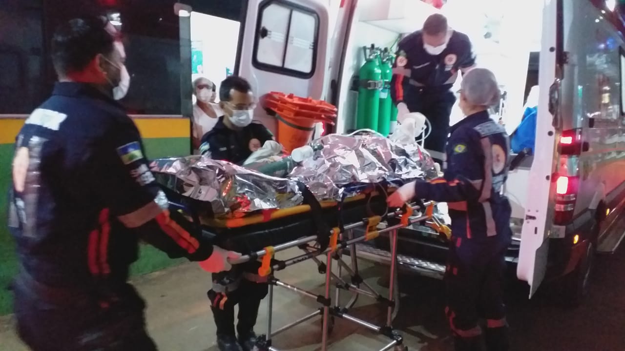 DUPLA ATACA JOVEM COM GOLPES DE FACA E FACÃO PARA ROUBAR CELULAR EM PORTO VELHO - News Rondônia