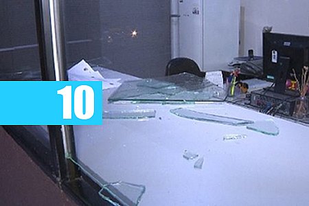 HOMEM PEDE PARA SER PRESO E SÓ CONSEGUE AO QUEBRAR VIDRO DE DELEGACIA - News Rondônia