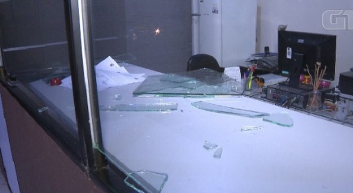 HOMEM PEDE PARA SER PRESO E SÓ CONSEGUE AO QUEBRAR VIDRO DE DELEGACIA - News Rondônia