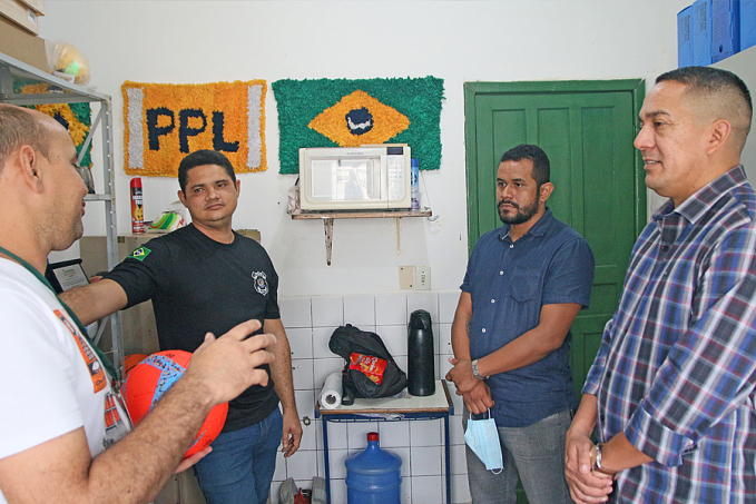 REINSERÇÃO: Deputado Eyder Brasil conhece o projeto Pintando a Liberdade - News Rondônia