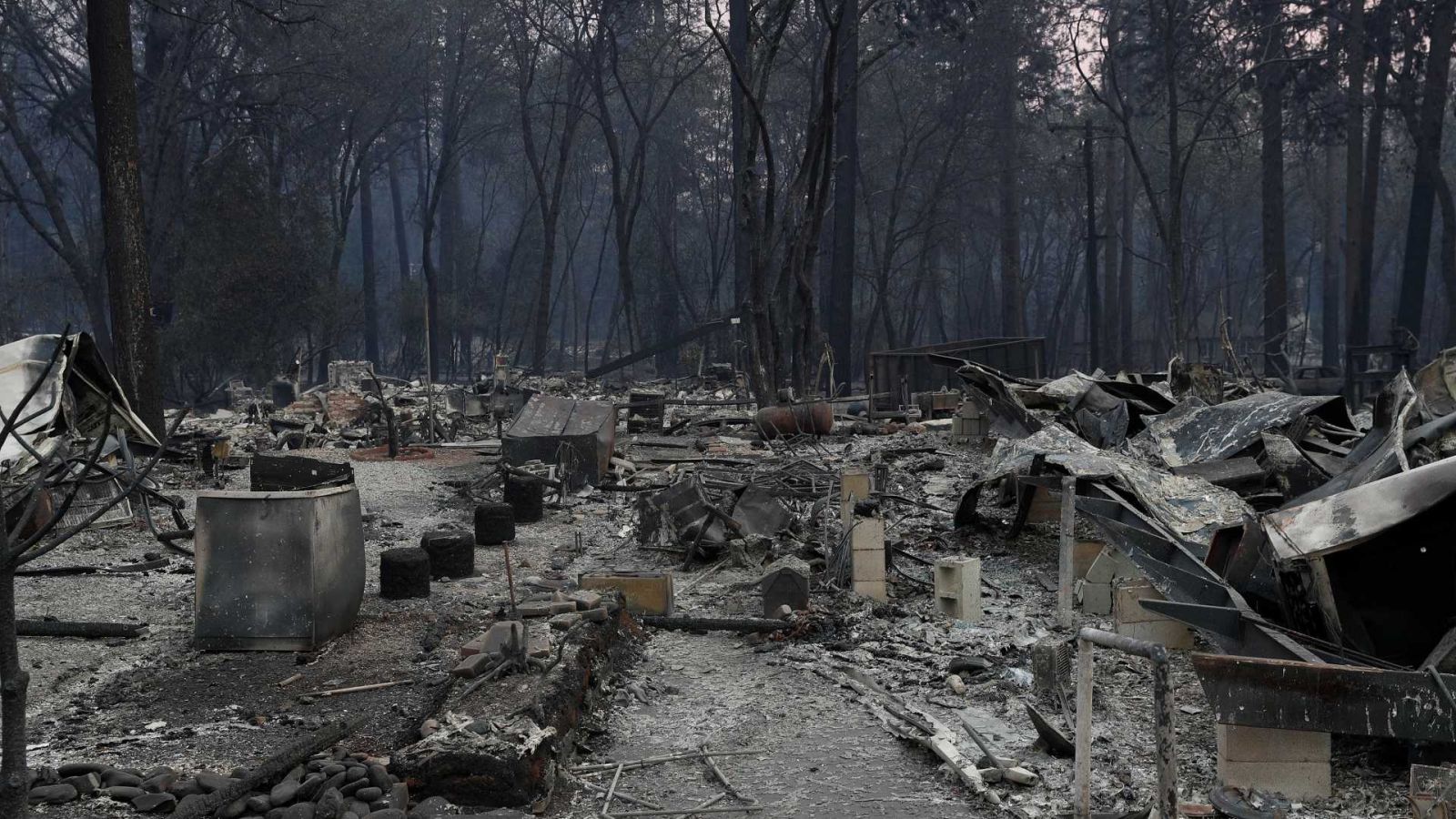 INCÊNDIOS NA CALIFÓRNIA DEIXAM MIL DESAPARECIDOS E AO MENOS 74 MORTOS - News Rondônia