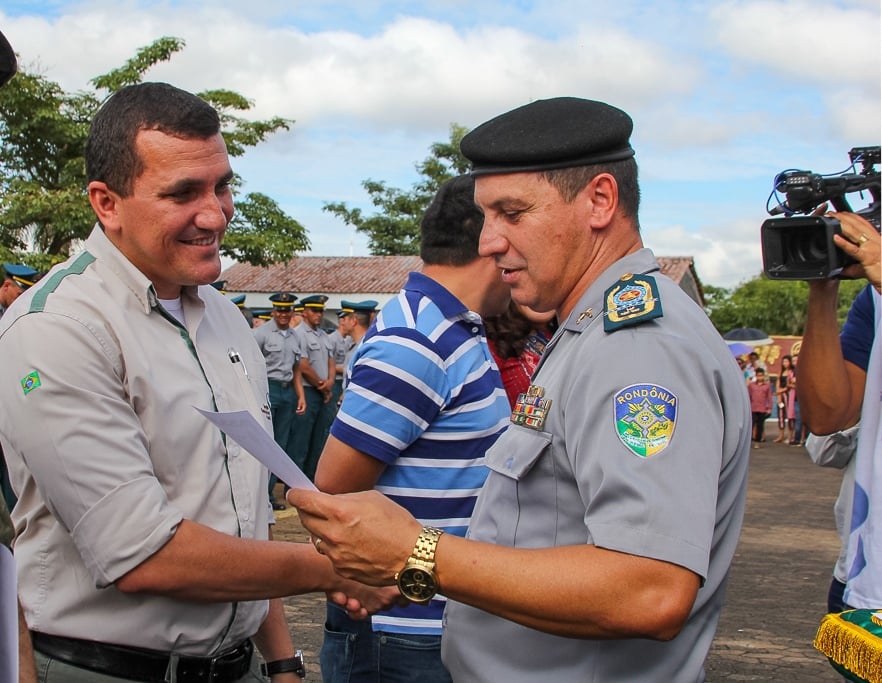DIRETOR DA ESBR RECEBE DIPLOMA DE AMIGO DA PM POR INICIATIVAS NA ÁREA DA EDUCAÇÃO - News Rondônia