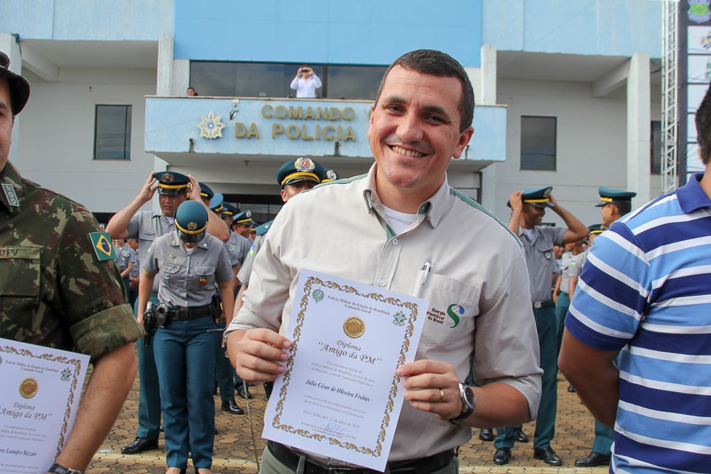DIRETOR DA ESBR RECEBE DIPLOMA DE AMIGO DA PM POR INICIATIVAS NA ÁREA DA EDUCAÇÃO - News Rondônia