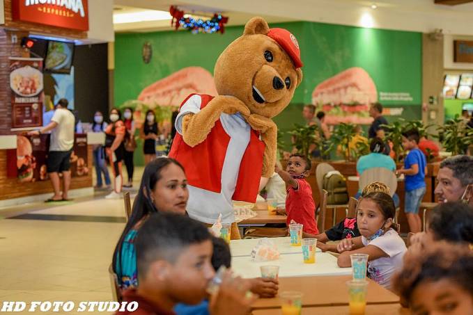 Crianças da Vila Princesa ganham Natal divertido na pista de patinação no gelo da Lux Entretenimentos - News Rondônia