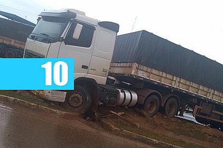 JARU: CARRETA PERDE O CONTROLE NO PERÍMETRO URBANO DA BR 364 E INVADE CANTEIRO CENTRAL - News Rondônia
