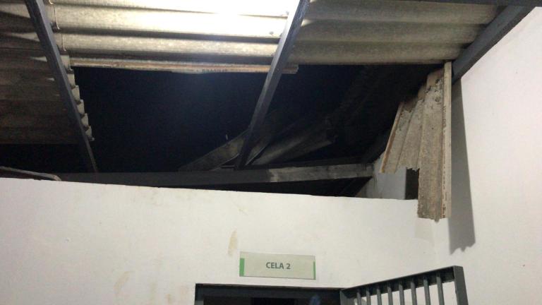 REVOLTADA, POPULAÇÃO INVADE DELEGACIA E MATA HOMEM COM GOLPES DE FOICE E PAULADAS; VEJA VÍDEO - News Rondônia