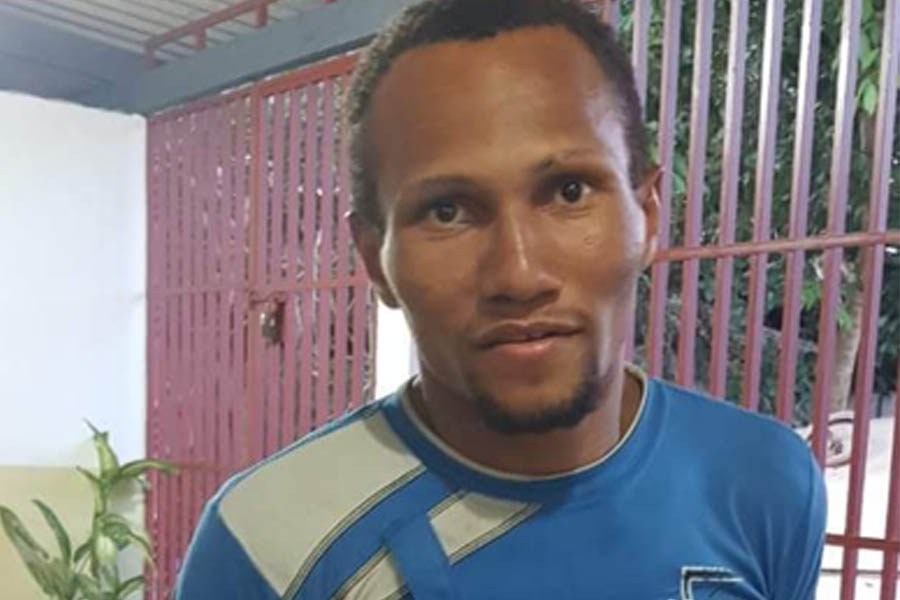 REVOLTADA, POPULAÇÃO INVADE DELEGACIA E MATA HOMEM COM GOLPES DE FOICE E PAULADAS; VEJA VÍDEO - News Rondônia