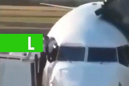PILOTO TENTA ENTRAR POR JANELA DA CABINE DE AVIÃO NA INGLATERRA - VEJA VÍDEO - News Rondônia