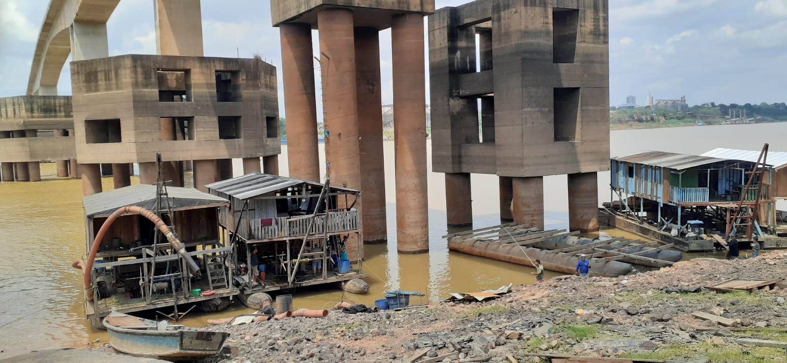 VEJA FOTOS - Mulher é resgatada após pular da ponte sobre o Rio Madeira em Porto Velho - News Rondônia