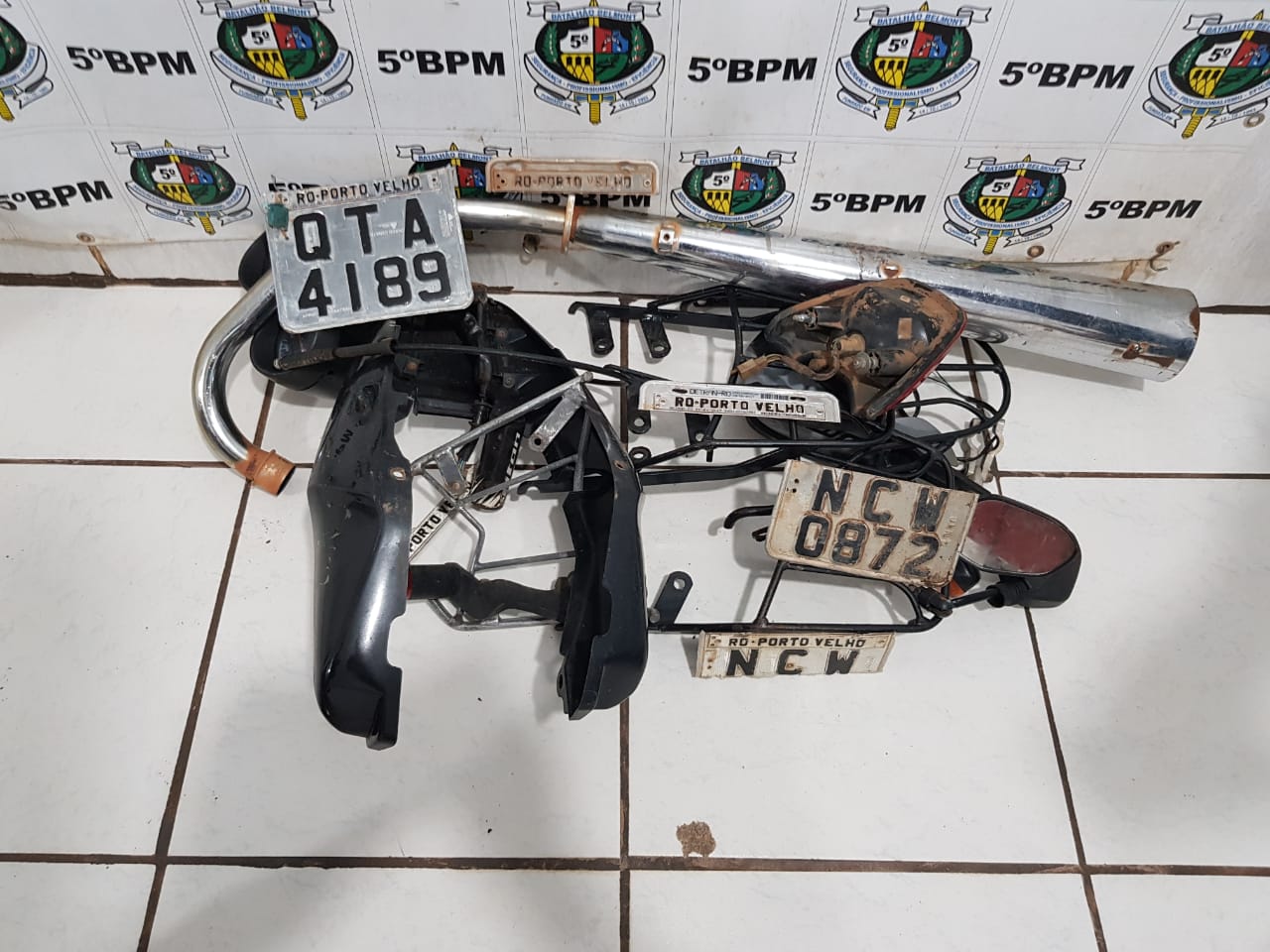 POLICIA DESCOBRE DESMANCHE DE MOTOS ROUBADAS, RECUPERA TRÊS E PRENDE CINCO SUSPEITOS - News Rondônia