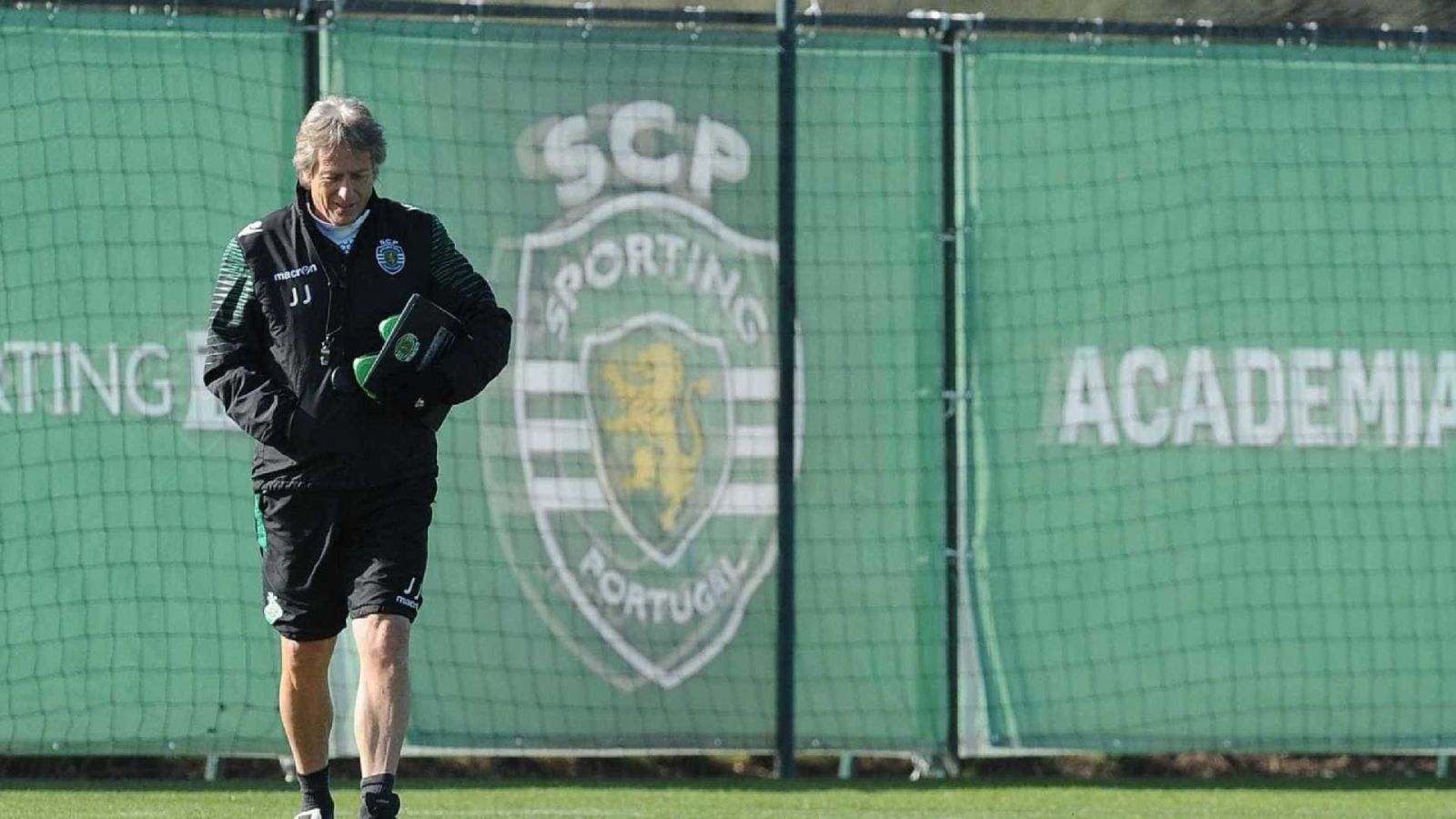 TORCEDORES ENCAPUZADOS INVADEM CT DO SPORTING E AGRIDEM JOGADORES - News Rondônia