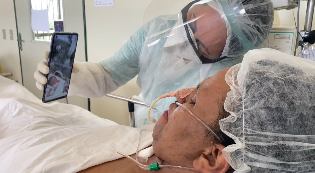 Mãe que estava intubada se emociona ao encontrar a filha recém-nascida pela primeira vez - News Rondônia