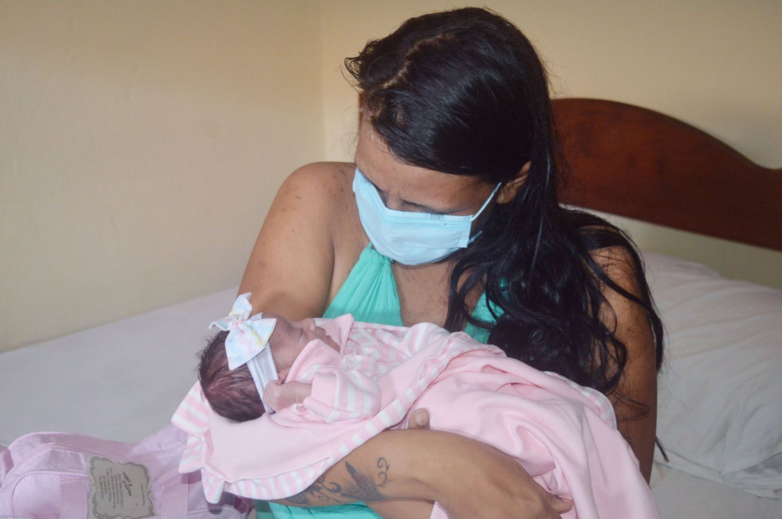 Mãe que estava intubada se emociona ao encontrar a filha recém-nascida pela primeira vez - News Rondônia