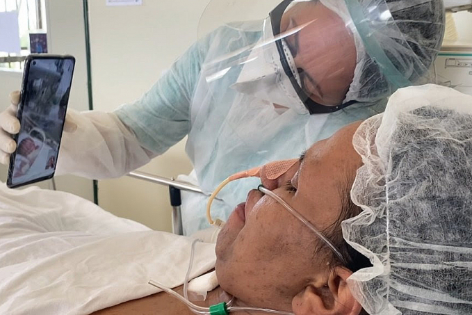 Mãe que estava intubada se emociona ao encontrar a filha recém-nascida pela primeira vez - News Rondônia