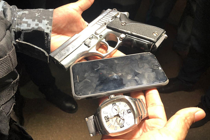 Jovem é preso com pistola de Policial militar que havia sido roubada durante operação da PM na zona rural de Porto Velho - News Rondônia