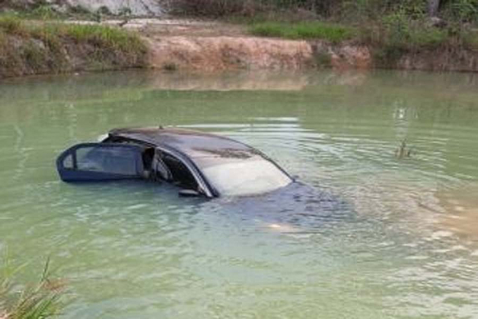 Banhista embriagado tenta manobrar carro e cai em represa de balneário em Cabixi - News Rondônia