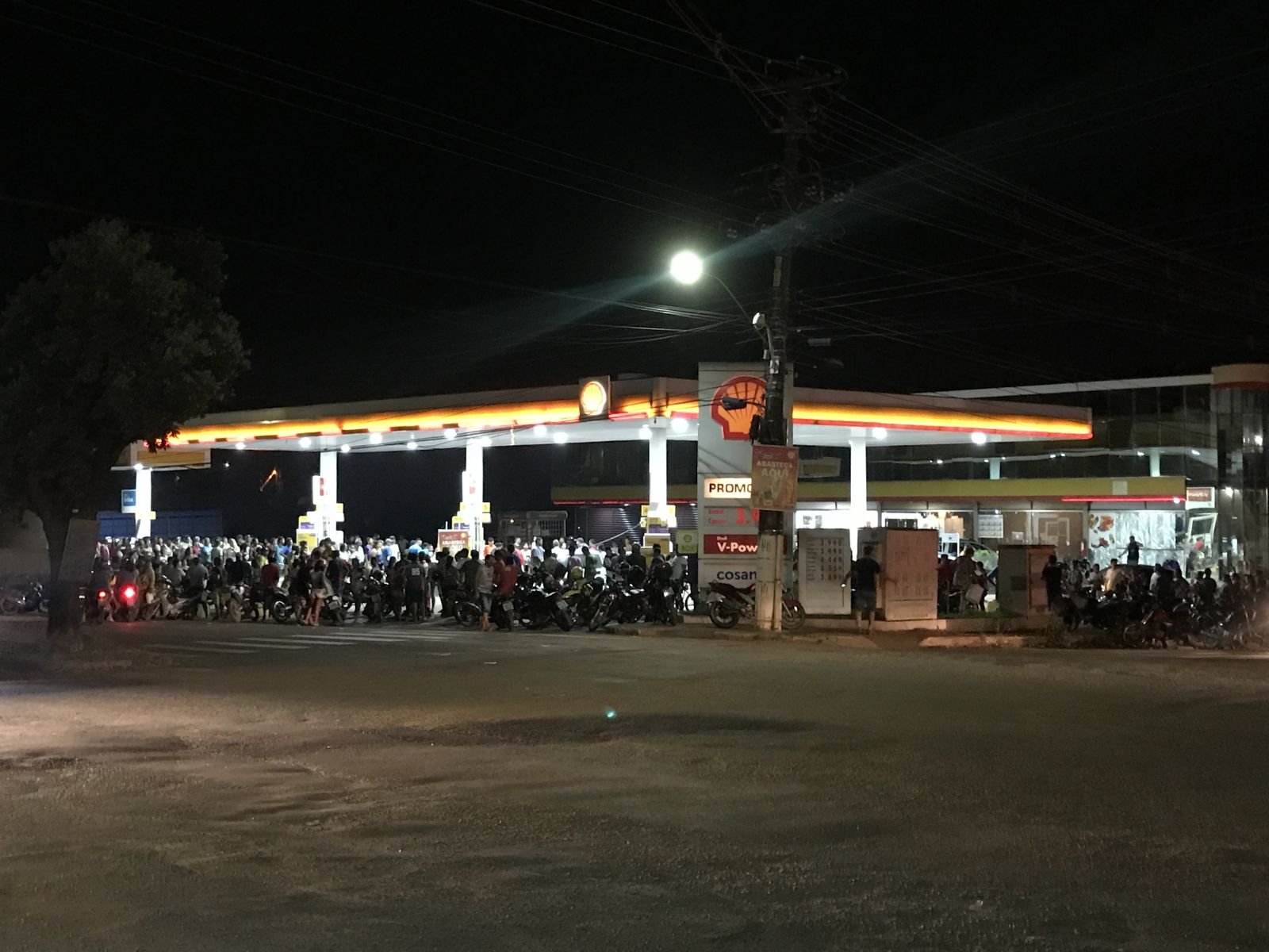 POSTO VOLTA A VENDER GASOLINA COM APOIO DA POLÍCIA MILITAR - VÍDEO - News Rondônia POSTO VOLTA A VENDER GASOLINA COM APOIO DA POLÍCIA MILITAR - VÍDEO - News Rondônia