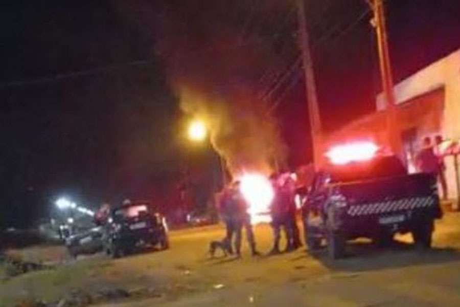 Enfurecida, mulher ateia fogo em carro na frente da casa do ex-marido em Vilhena - News Rondônia