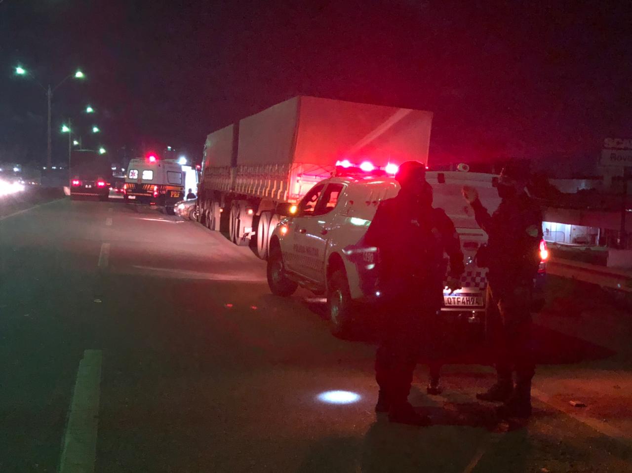 Carreta arrasta carro de passeio na BR-364, em Porto Velho - News Rondônia