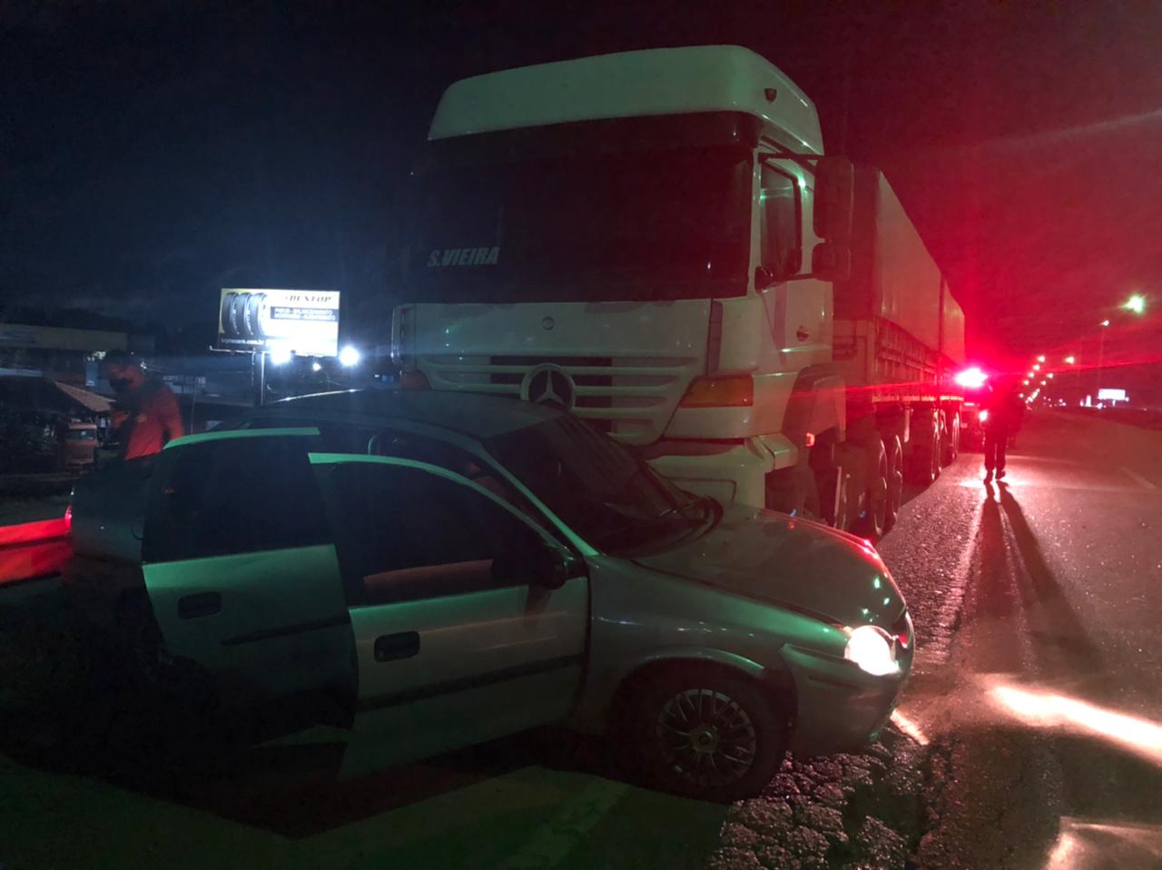 Carreta arrasta carro de passeio na BR-364, em Porto Velho - News Rondônia