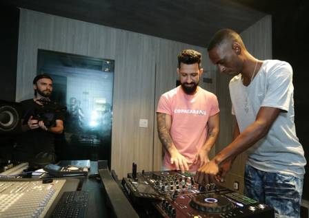 DJ PRESO INJUSTAMENTE POR MORTE NO RIO, LEONARDO GANHA EQUIPAMENTO DE DENNIS DJ PARA VOLTAR AO TRABALHO - News Rondônia