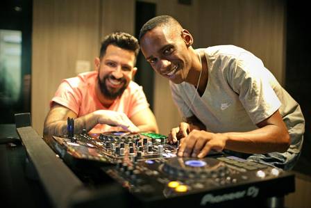 DJ PRESO INJUSTAMENTE POR MORTE NO RIO, LEONARDO GANHA EQUIPAMENTO DE DENNIS DJ PARA VOLTAR AO TRABALHO - News Rondônia