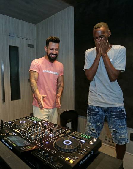 DJ PRESO INJUSTAMENTE POR MORTE NO RIO, LEONARDO GANHA EQUIPAMENTO DE DENNIS DJ PARA VOLTAR AO TRABALHO - News Rondônia