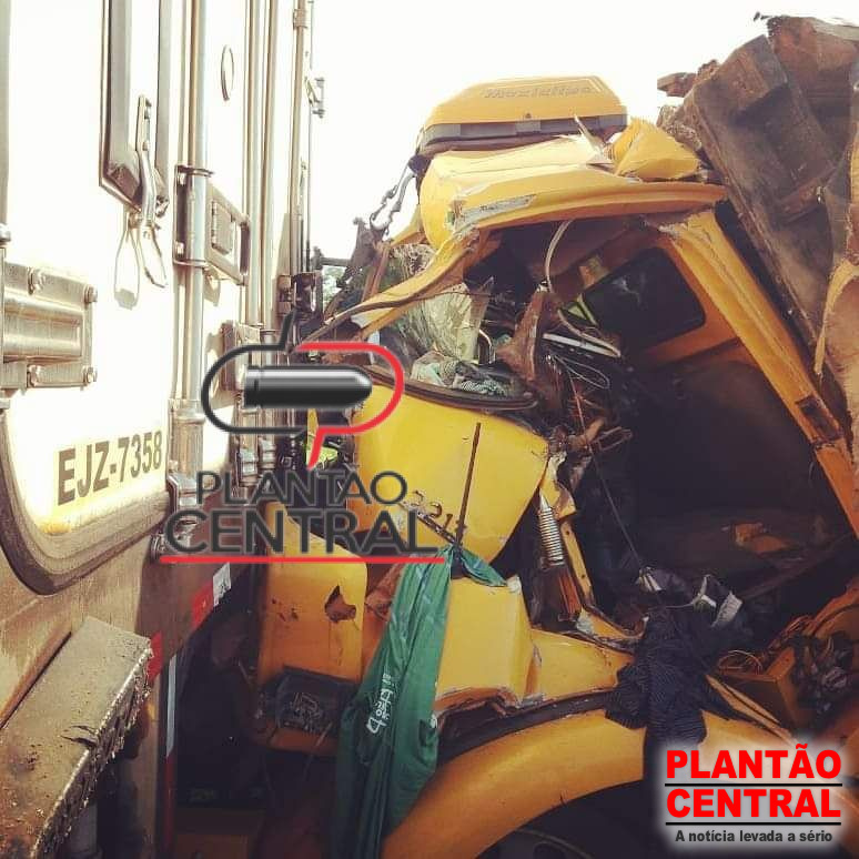 APÓS ACIDENTE ENTRE CARRETA E CAMINHÃO NA BR-364 CORPO DE BOMBEIROS RESGATAM MOTORISTA EM MEIO AS FERRAGENS - News Rondônia