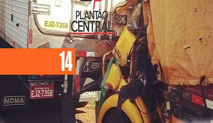 APÓS ACIDENTE ENTRE CARRETA E CAMINHÃO NA BR-364 CORPO DE BOMBEIROS RESGATAM MOTORISTA EM MEIO AS FERRAGENS - News Rondônia