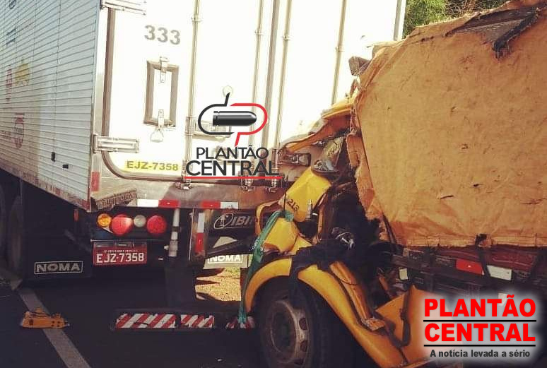 APÓS ACIDENTE ENTRE CARRETA E CAMINHÃO NA BR-364 CORPO DE BOMBEIROS RESGATAM MOTORISTA EM MEIO AS FERRAGENS - News Rondônia