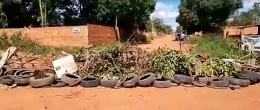 COM MEDO DO CAOS, MORADORES DO JARDIM SANTANA FECHAM ACESSO AO BAIRRO - News Rondônia