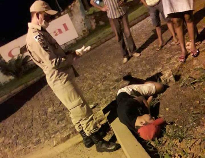 JARU: JOVEM TOMA UMAS A MAIS, RESOLVE TIRAR UMA SONECA NO CAMINHO DE CASA E ACABA CONFUNDIDO COM UM DEFUNTO - News Rondônia