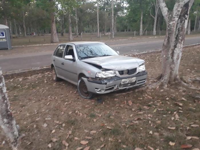 VEÍCULO DERRUBA MURO NO PARQUE CIRCUITO - News Rondônia