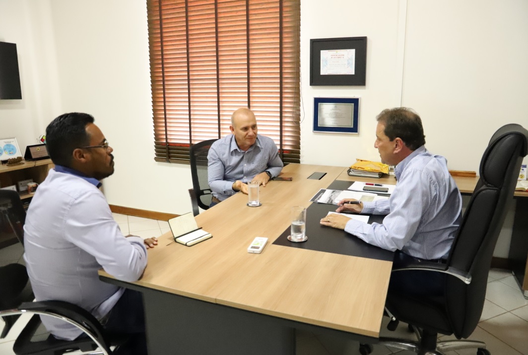 PREFEITO RECEBE DEPUTADO QUE DESTINOU EMENDA PARA CONSTRUIR CAMPO DE FUTEBOL - News Rondônia