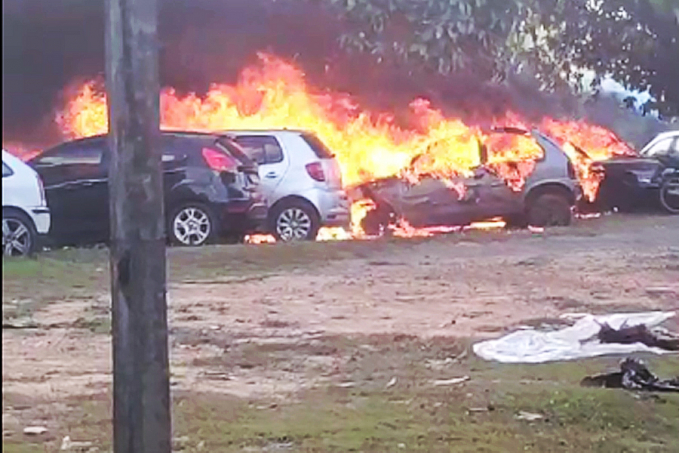 INCÊNDIO - Veículos apreendidos são destruídos em Rondônia; Veja vídeo - News Rondônia