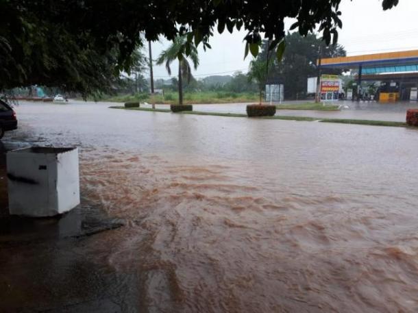VÍDEO: CHUVA FORTE PROVOCA PONTOS DE ALAGAMENTOS NO CENTRO DE ALVORADA DO OESTE; NESTA QUINTA-FEIRA - News Rondônia
