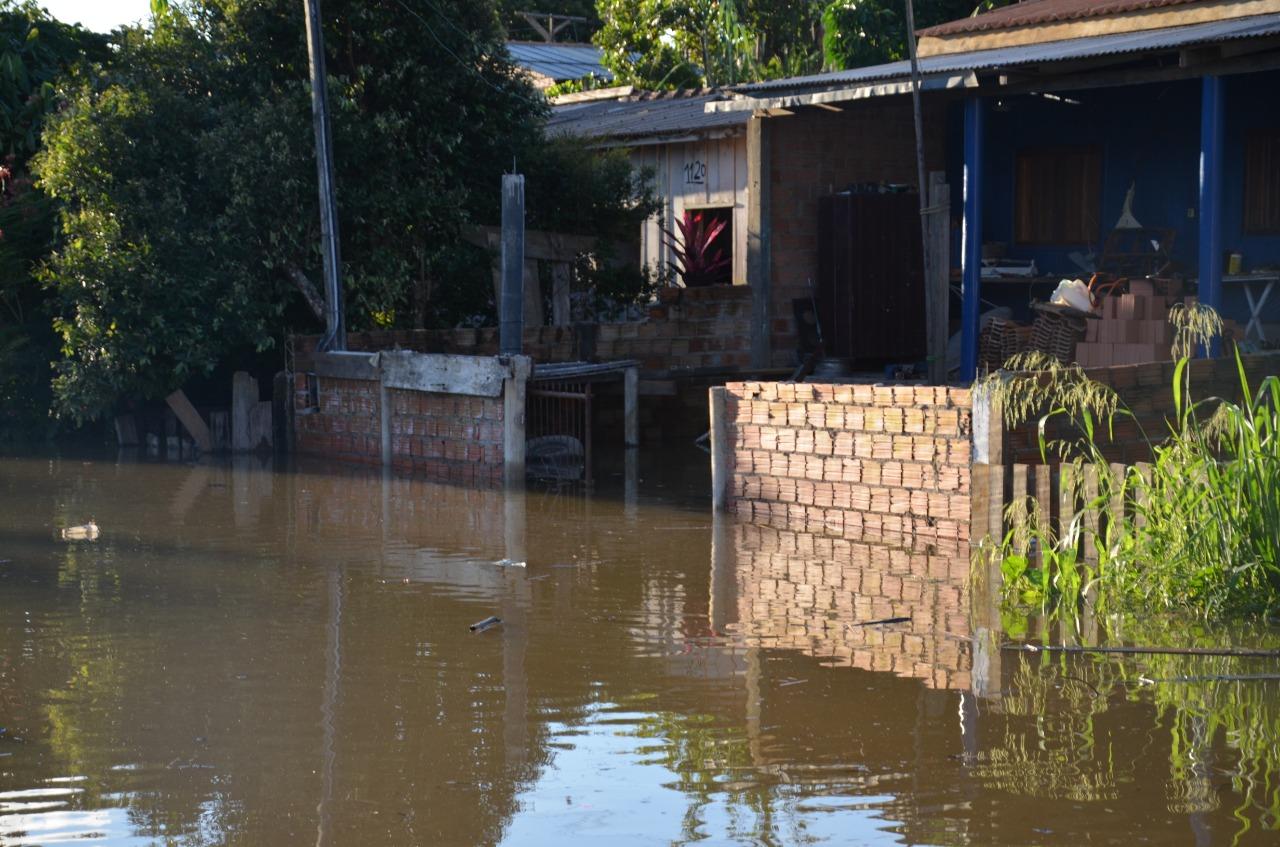 PREFEITURA DECRETA SITUAÇÃO DE EMERGÊNCIA EM BAIRRO ATINGIDO POR ENCHENTE, EM ARIQUEMES - News Rondônia