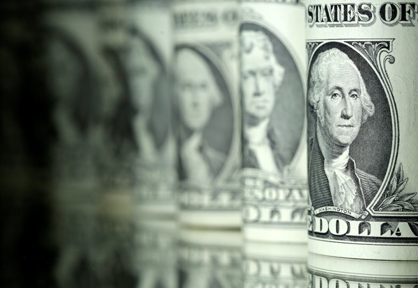 CAINDO: DÓLAR OPERA EM QUEDA, AO REDOR DE R$ 4,95 - News Rondônia