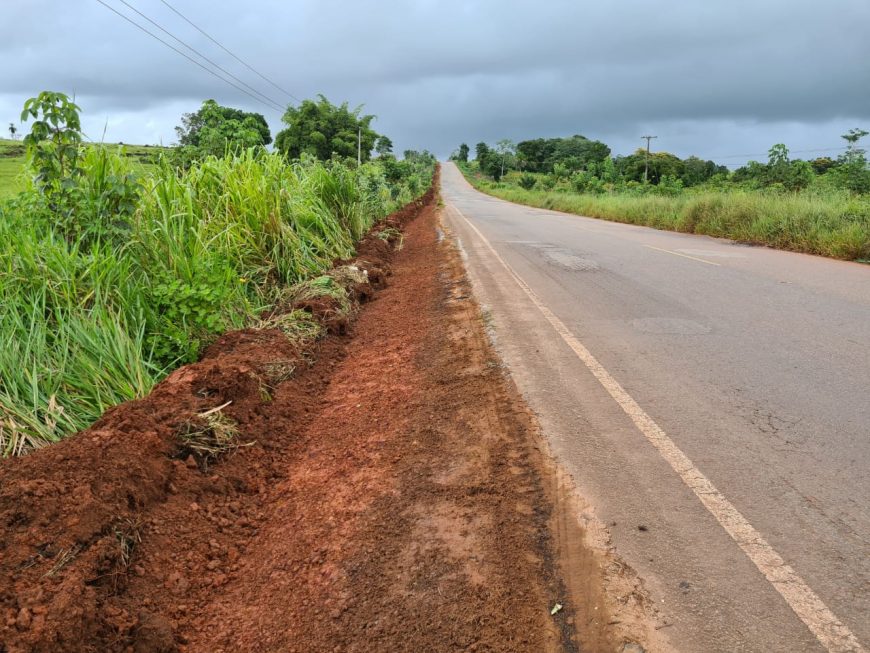 LIMPEZA- Rodovia 010, que interliga Rolim de Moura ao distrito de Nova Estrela, recebe limpeza nas laterais - News Rondônia