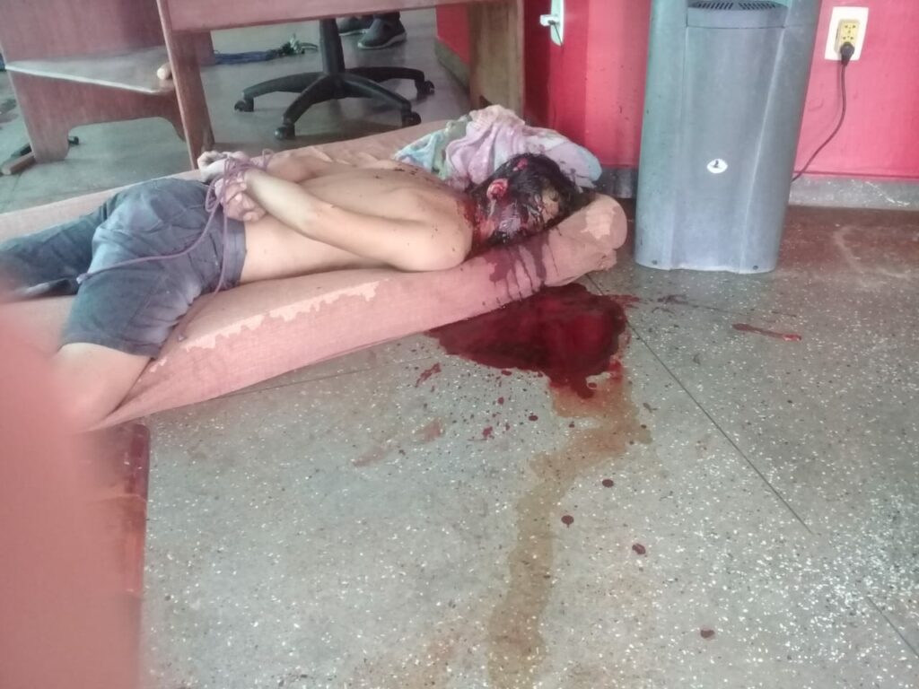 IMAGENS FORTES - Membros de facção invadem delegacia e executam rival com tiros na cabeça - News Rondônia