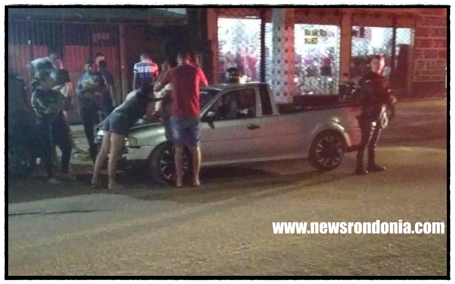 Carro avança sinal vermelho e atropela motociclista na zona leste - News Rondônia