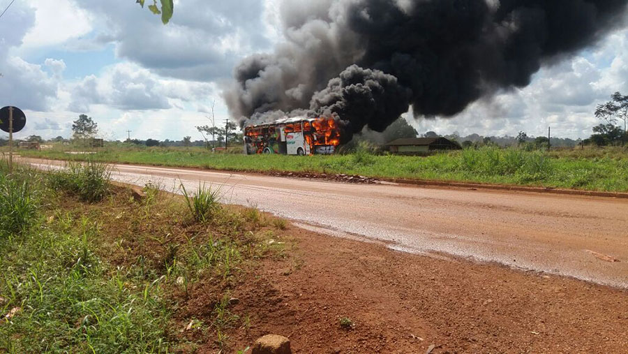 APÓS ESTOURO DE RODA, ÔNIBUS É DESTRUÍDO POR INCÊNDIO NO INTERIOR DE RO - News Rondônia