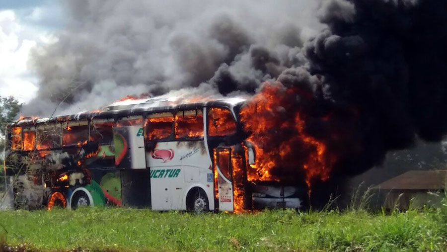 APÓS ESTOURO DE RODA, ÔNIBUS É DESTRUÍDO POR INCÊNDIO NO INTERIOR DE RO - News Rondônia