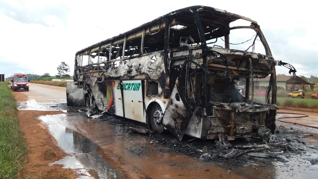APÓS ESTOURO DE RODA, ÔNIBUS É DESTRUÍDO POR INCÊNDIO NO INTERIOR DE RO - News Rondônia