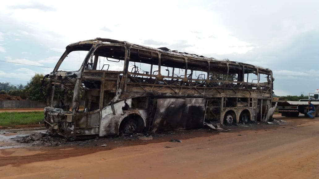APÓS ESTOURO DE RODA, ÔNIBUS É DESTRUÍDO POR INCÊNDIO NO INTERIOR DE RO - News Rondônia