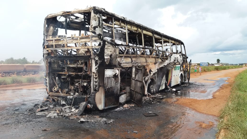 APÓS ESTOURO DE RODA, ÔNIBUS É DESTRUÍDO POR INCÊNDIO NO INTERIOR DE RO - News Rondônia