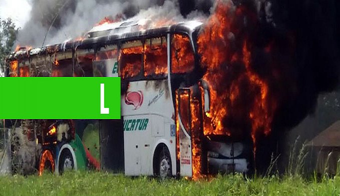 APÓS ESTOURO DE RODA, ÔNIBUS É DESTRUÍDO POR INCÊNDIO NO INTERIOR DE RO - News Rondônia